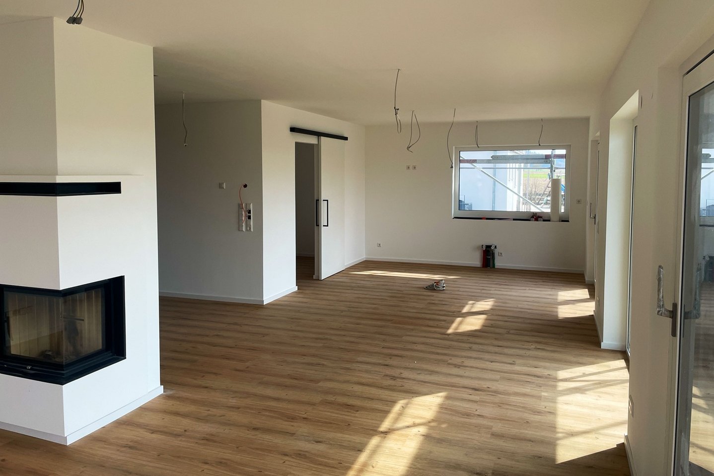 Innenaufnahme Endmontage Wohnbereich mit Kamin