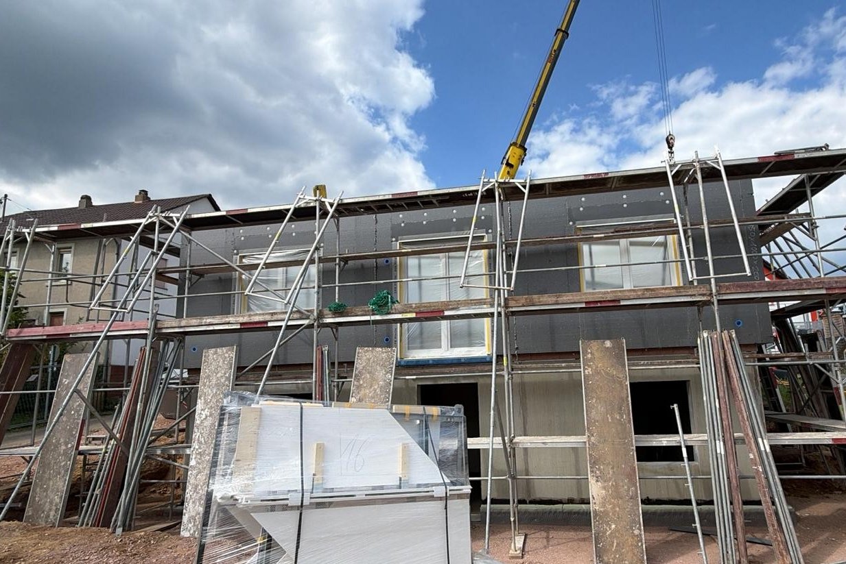 Außenaufnahme Hausmontage Rohbau