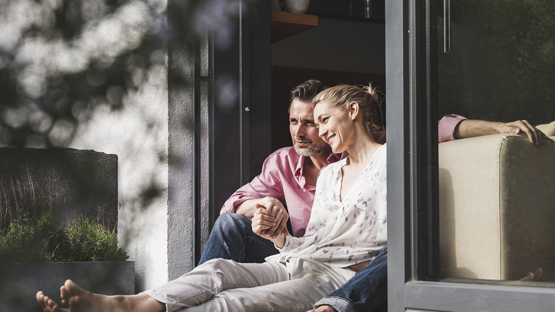 Paar sitzt in Terrassentür