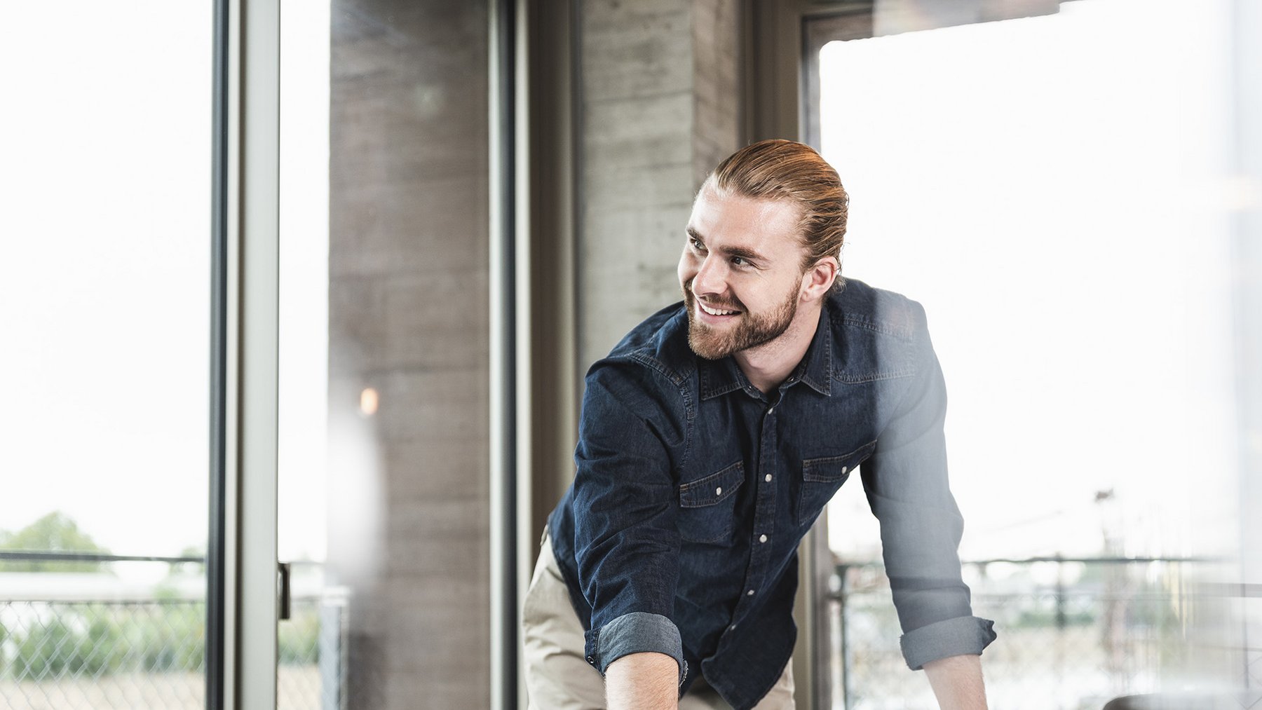Business Mann bei der Hausplanung